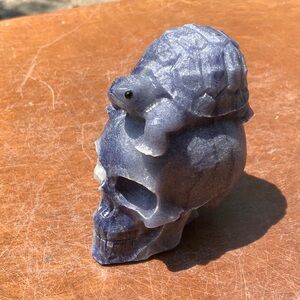 QUARTZITE HAND CARVED TURTLE ON SKULL